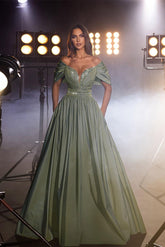 Glamoroso vestido de fiesta largo color salvia polvoriento con corte A, hombros descubiertos, lentejuelas y cuentas